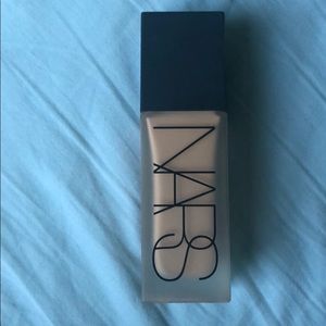 NARS all day luminous weightless foundation